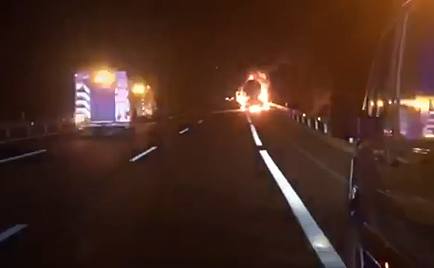 Un incendio en un camión obliga a cortar el tráfico en la AP-68 a la altura de Arrankudiaga