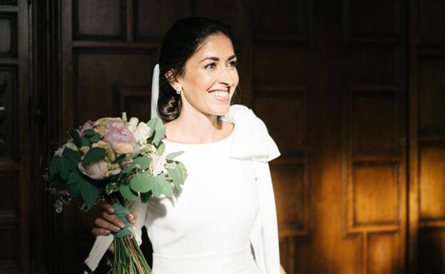 Celia con su ramo de flores el día de su boda.