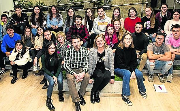 Los alumnos y profesores de El Regato junto a la alcaldesa de Barakaldo, Amaia del Campo.