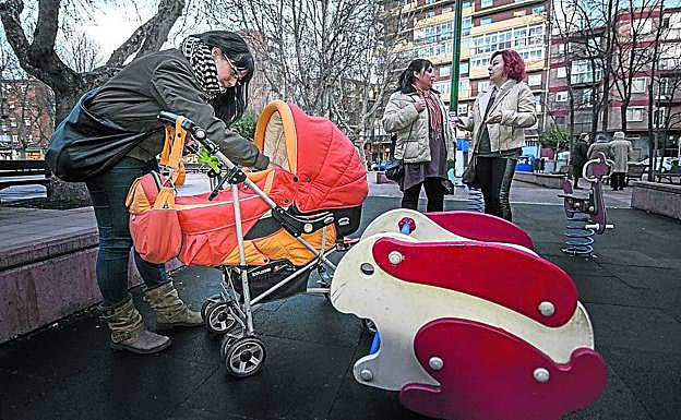 Las ayudas para el acogimiento de urgencia oscilan entre los 650 y los 2.187 euros por familia.