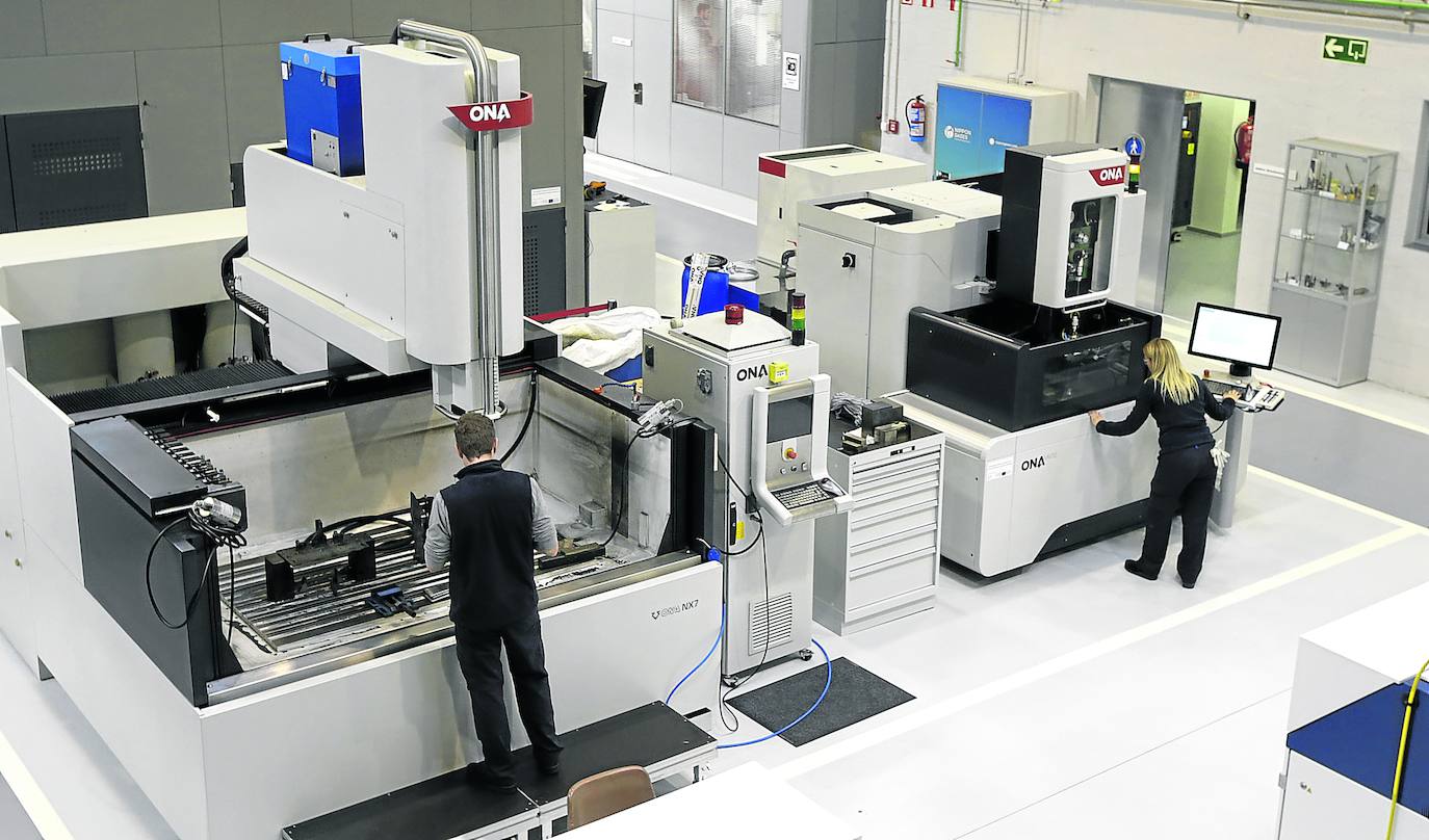 Los grandes equipos productivos de este centro le convierten en una de las fábricas más modernas que hay en Euskadi, con un colectivo de unas 34 personas trabajando en diversos proyectos.