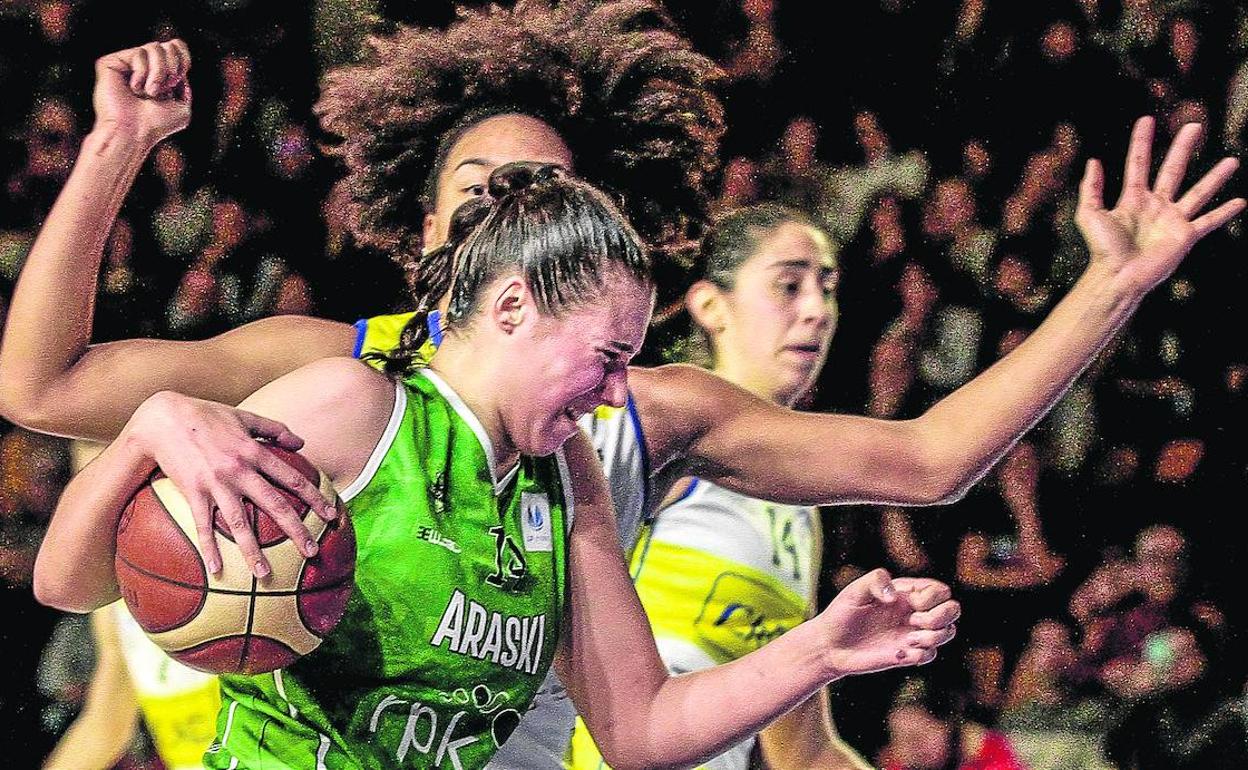 La gallega Raquel Carrera protege el balón en la zona catalana, durante el partido disputado ayer en Mendizorroza.