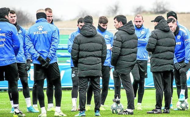 Asier Garitano y su cuerpo técnico charlan con sus jugadores en el entrenamiento de ayer en Ibaia.