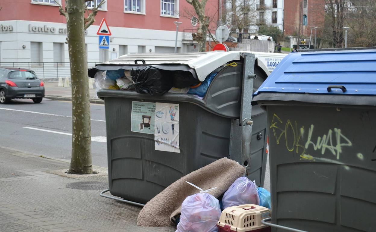 La basura desbordaba ayer algunos contenedores en Arrigorriaga. 