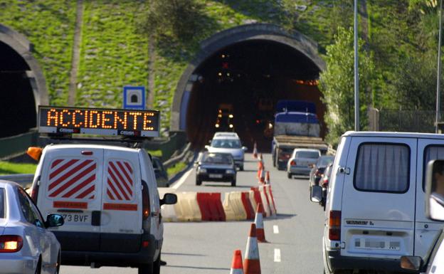 Perdida de una bobina de un camion en el Tunel Malmasin lo que ha producido una gran caranava