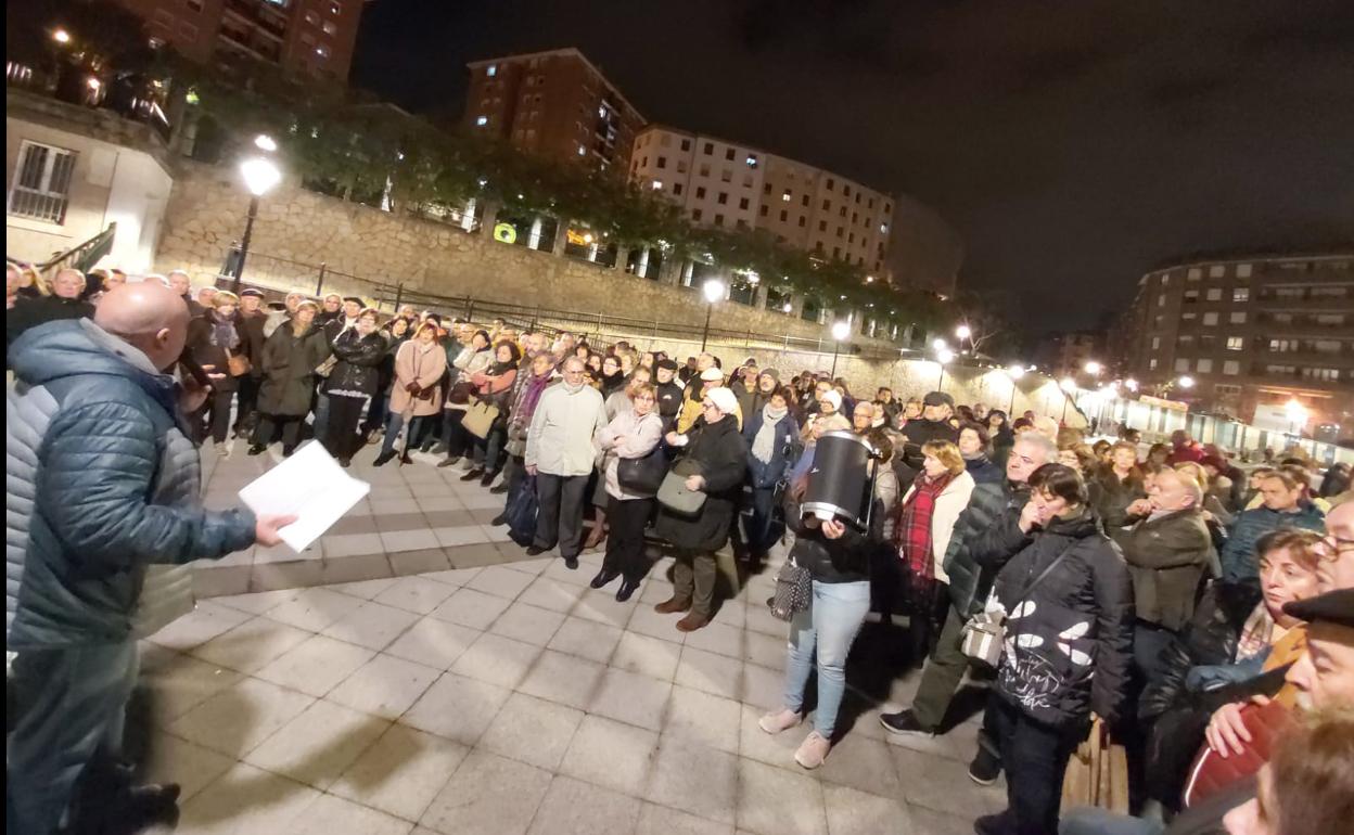 Imagen de la reunión que los vecinos de Uribarri celebraron ayer.