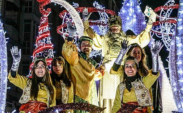 Gaspar saluda a sus fieles durante la cabalgata en Vitoria.
