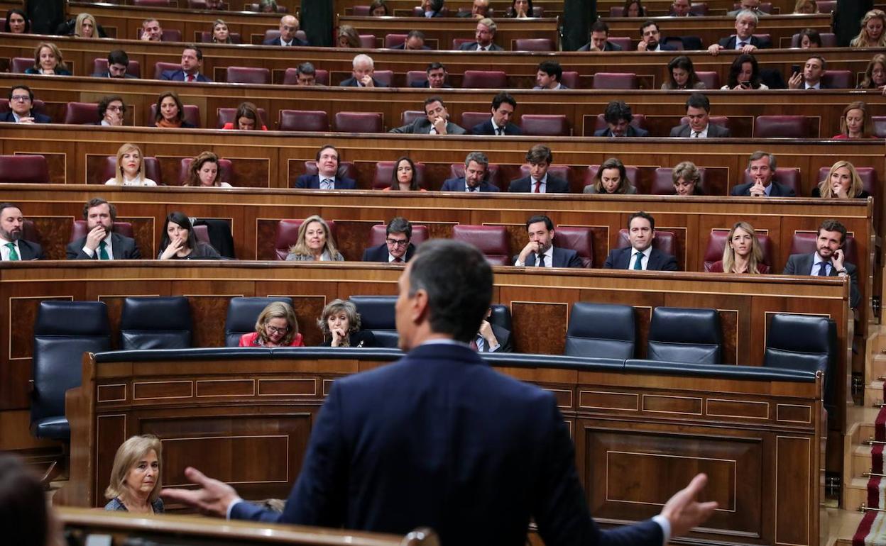 El presidente del Gobierno en funciones, Pedro Sánchez, durante su intervención desde su escaño en el turno de réplica al Grupo Mixto del Congreso.