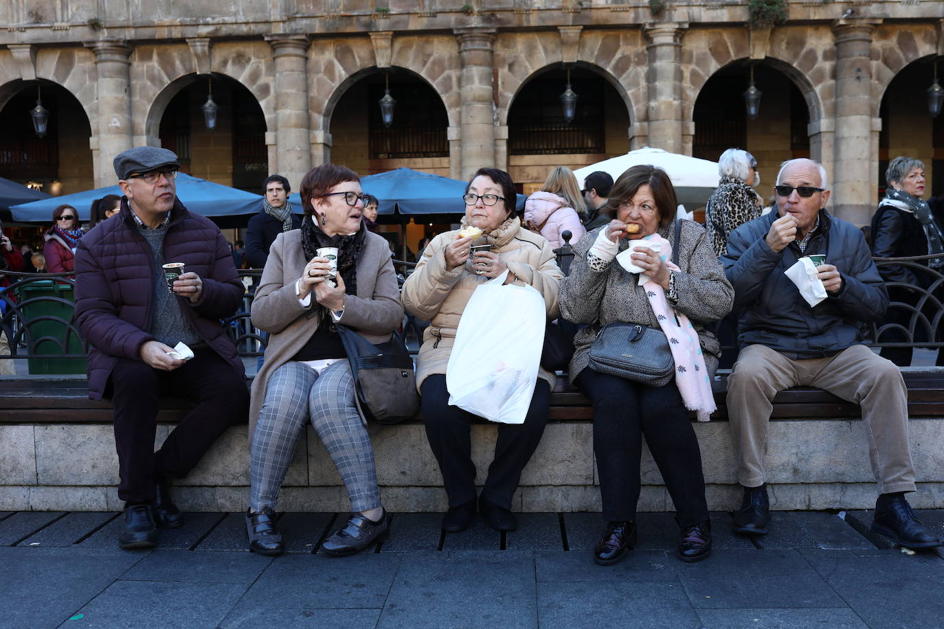 Roscón de reyes solidario organizado por Cáritas, en la Plaza Nueva.