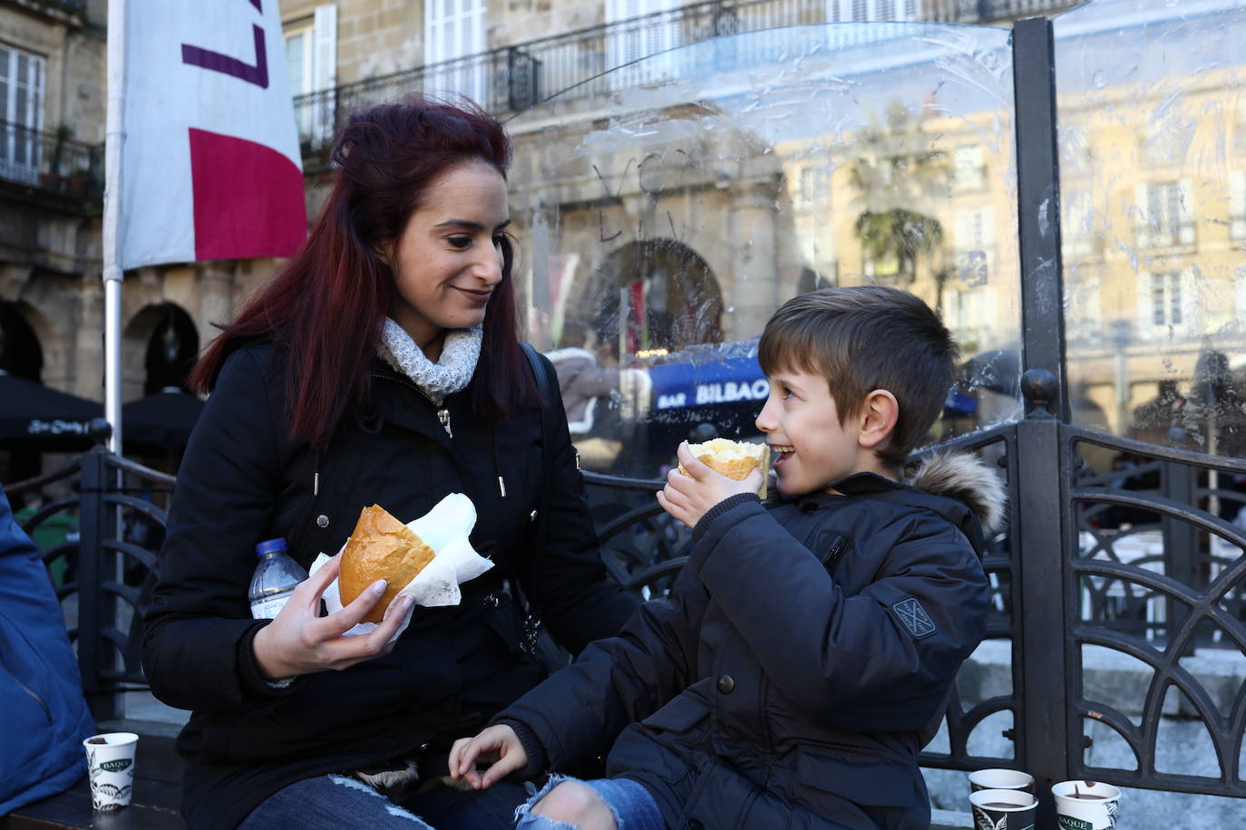 Roscón de reyes solidario organizado por Cáritas, en la Plaza Nueva.