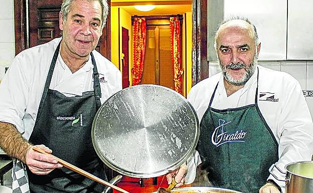 José Luis Moreno y José Antonio Arberas trastean en la cocina.