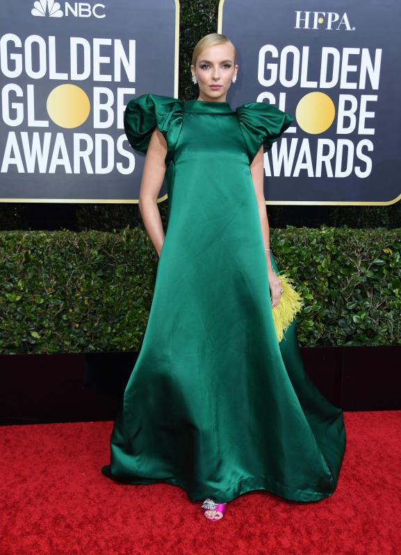 Jodie Comer, nominada a mejor actriz de serie dramática por ‘Killing Eve’, arriesgó con un diseño verde pato de la diseñadora Mary Katrantzou. Completó su look con sandalias de Nicholas Kirkwood, joyas de Tiffany & Co. y bolso de plumas de Jimmy Choo.