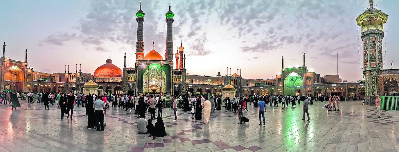 Plaza de Hazrat-e Massoumeh (Santuario de Fátima), en Qom. Emplazada a medio camino entre Teherán y Kashán, es una de las ciudades santas de Irán junto a Mashad. Lugar de peregrinación, alberga el mayor centro de aprendizaje chiita del mundo.