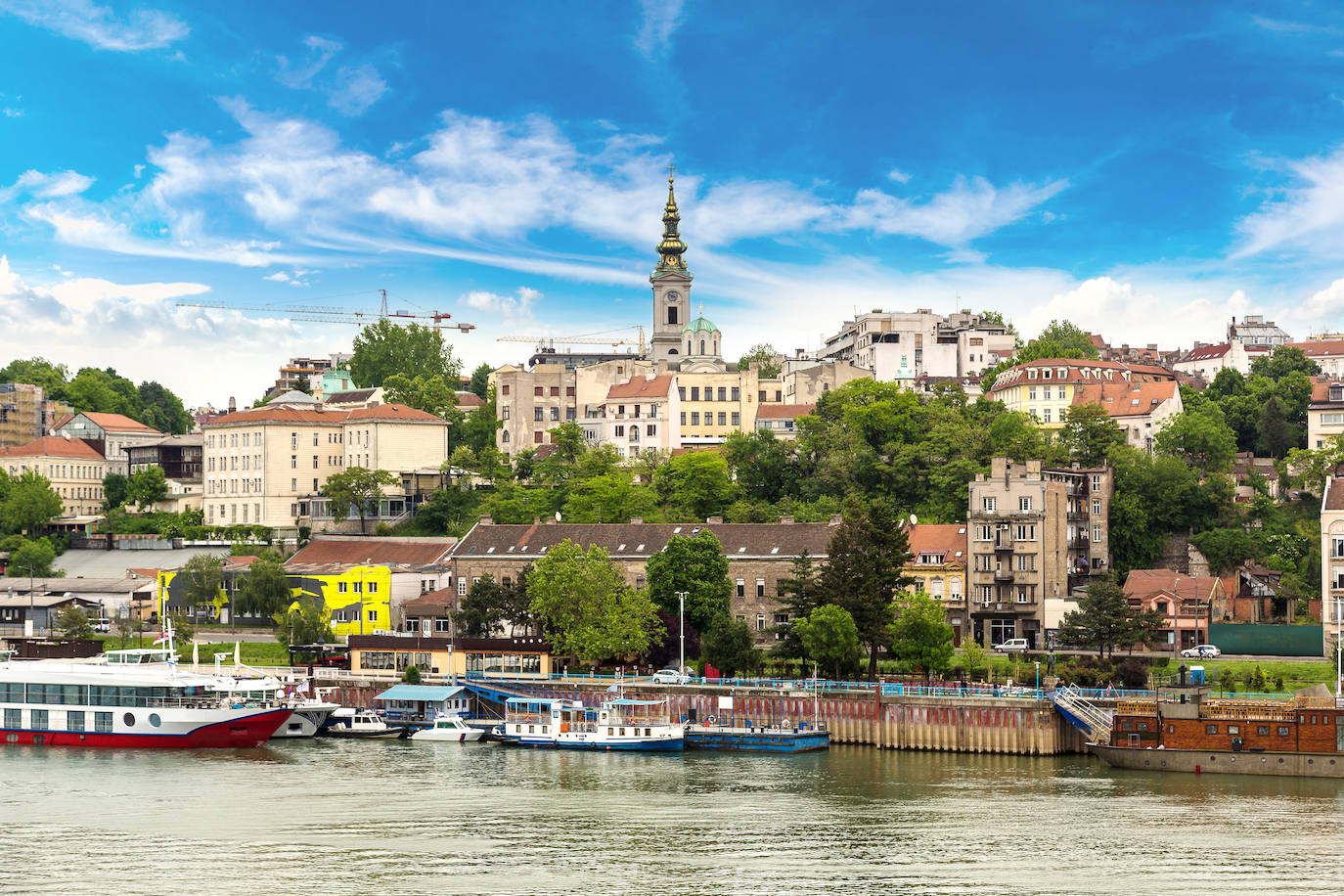 Serbia, ubicada en los Balcanes, es un destino que ha ganado gran popularidad en los últimos años por su gran patrimonio histórico y arquitectónico, su excelente gastronomía y sus paisajes naturales. Su capital, Belgrado, atravesada por el Danubio, es la ciudad que atrae al mayor número de viajeros.