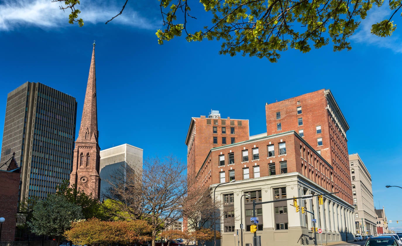 Búfalo, en el estado de Nueva York, es una ciudad clásica estadounidense con una rica oferta de ocio, gastronomía y cultura pero a un precio más asequible que el resto de urbes del país. En ella se pueden encontrar joyas arquitectónicas diseñadas por Frank Lloyd Wright y mansiones victorianas. 