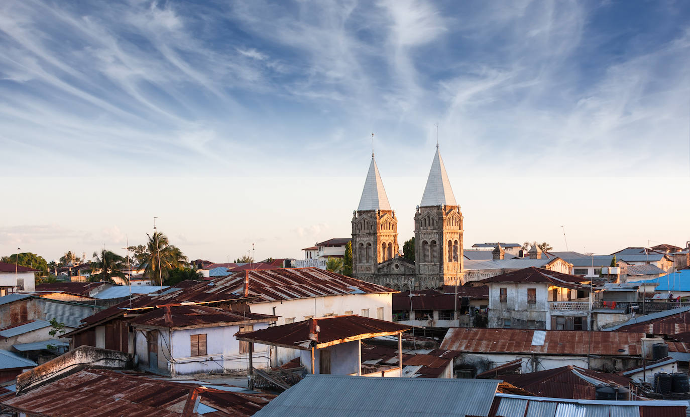 Las calles de Zanzíbar reúnen también encanto e historia. En ellas se puede conocer más sobre la vida de sus habitantes y descubrir su diversa arquitectura.