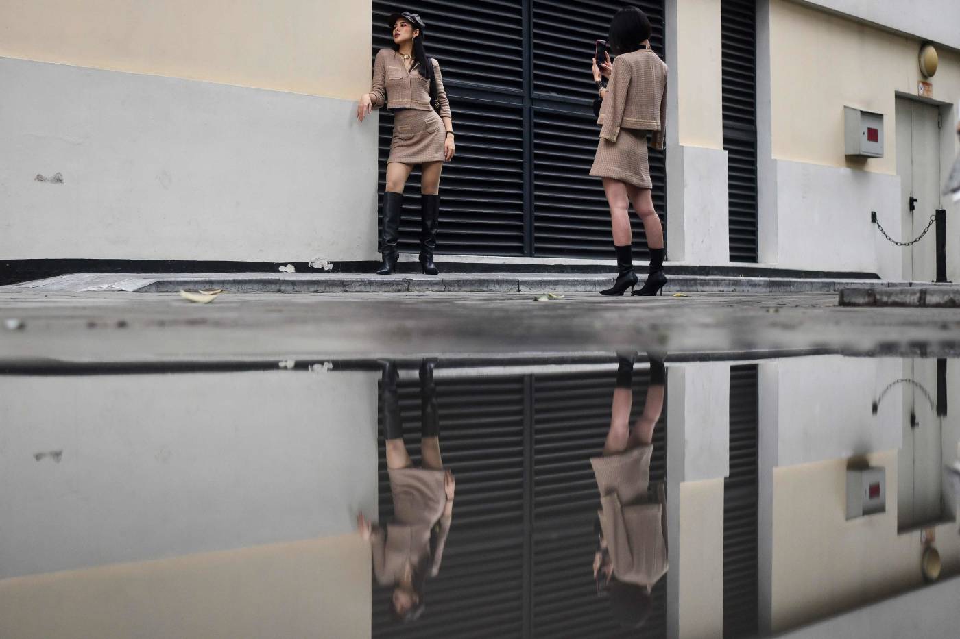 Mujeres vietnamitas posan para fotografías a lo largo de una calle en Hanoi. 