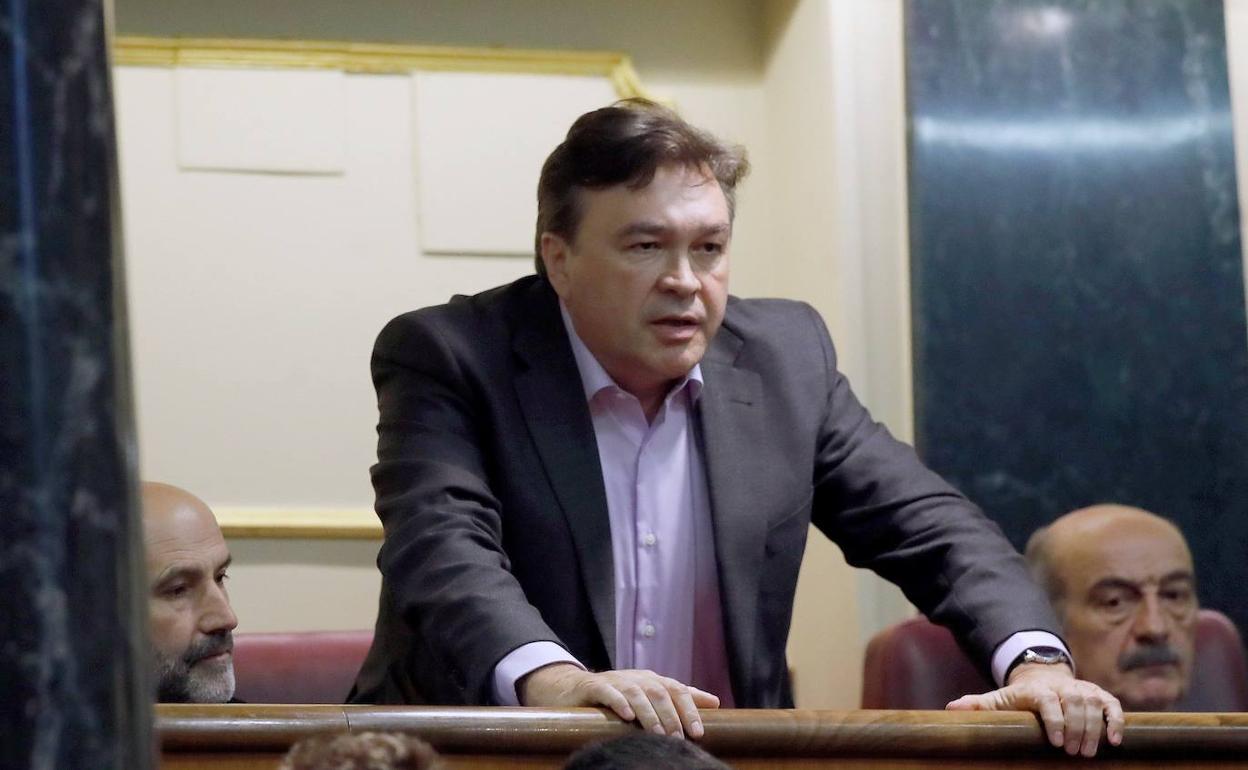 Tomás José Guitarte, vota durante la segunda y definitiva votación de investidura de Pedro Sánchez. 