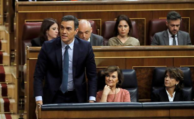 El presidente del Gobierno en funciones, Pedro Sánchez, vota durante la segunda jornada del debate de su investidura Sánchez como presidente del Gobierno este domingo en el Congreso de los Diputados