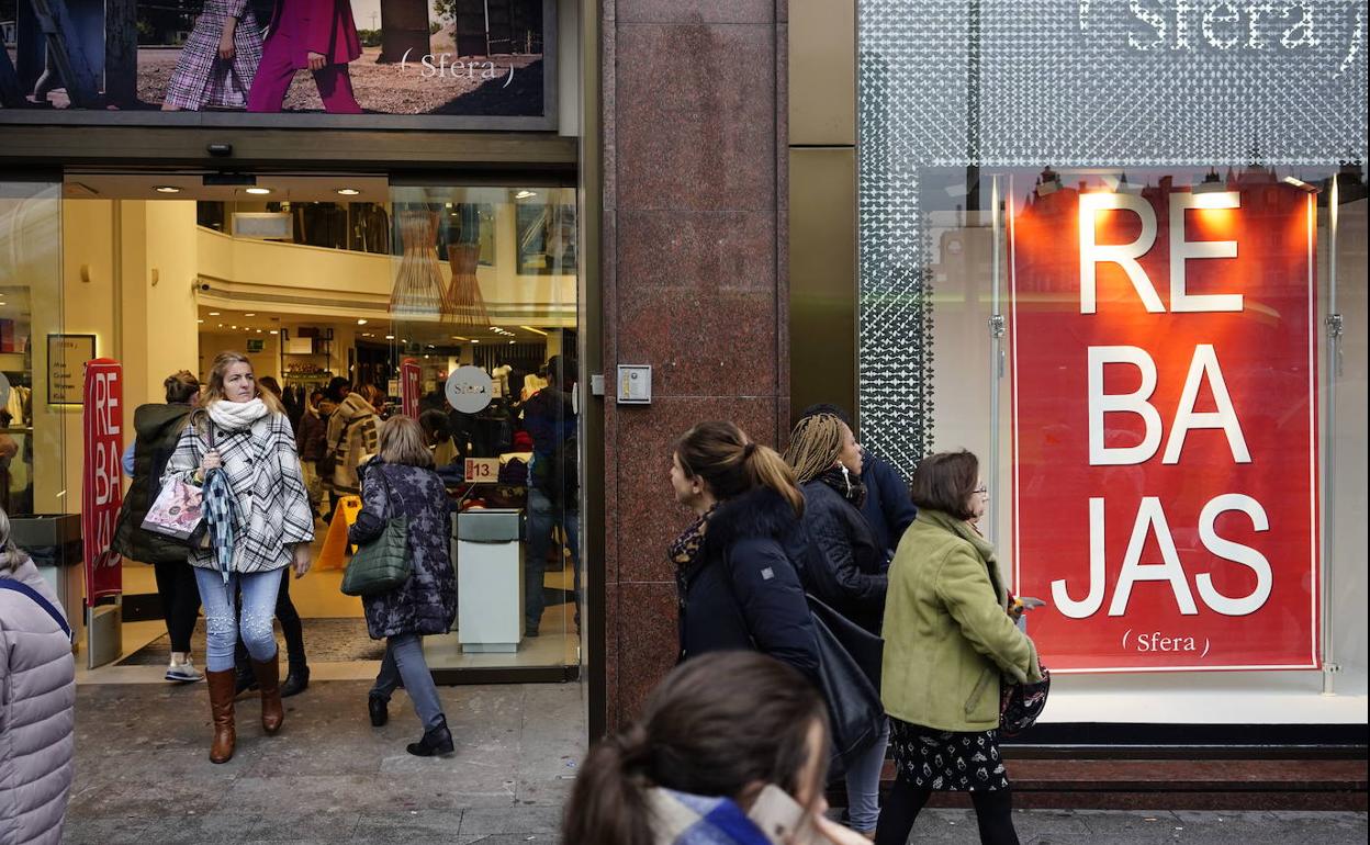 Cartel de rebajas en un comercio bilbaíno.