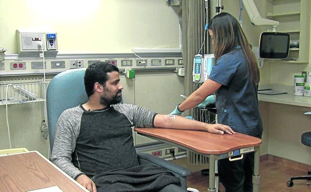 Un voluntario participa en un ensayo clínico para desarrollar un nuevo fármaco.