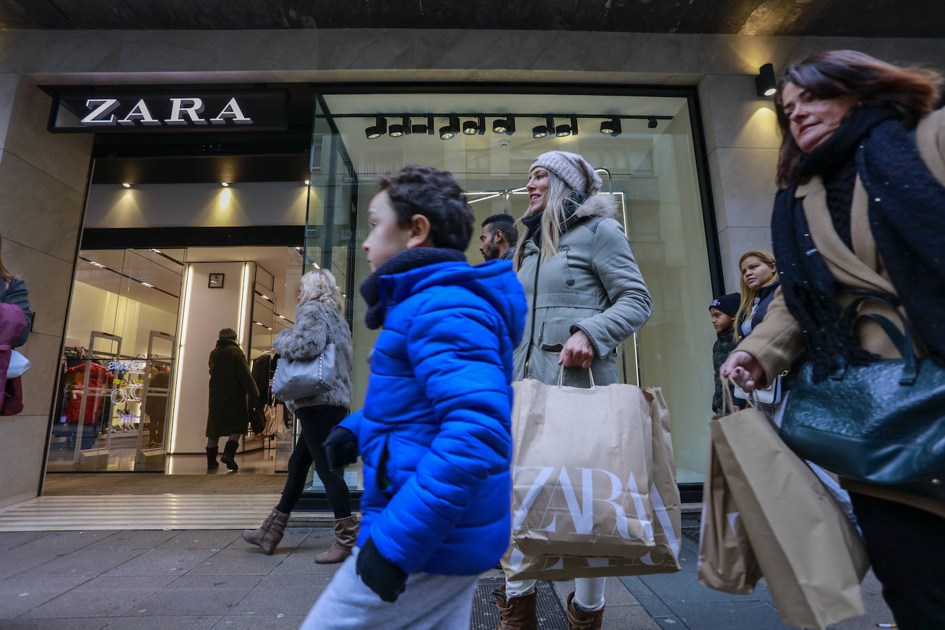 Fotos: Los vitorianos se lanzan a la caza del chollo en las primeras rebajas del año