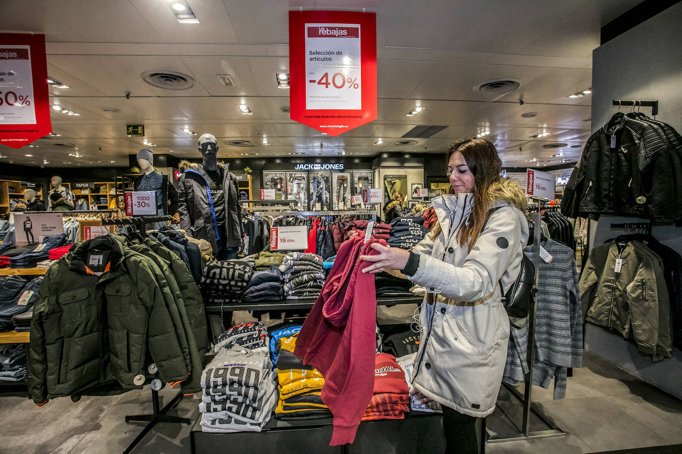 Fotos: Los vitorianos se lanzan a la caza del chollo en las primeras rebajas del año