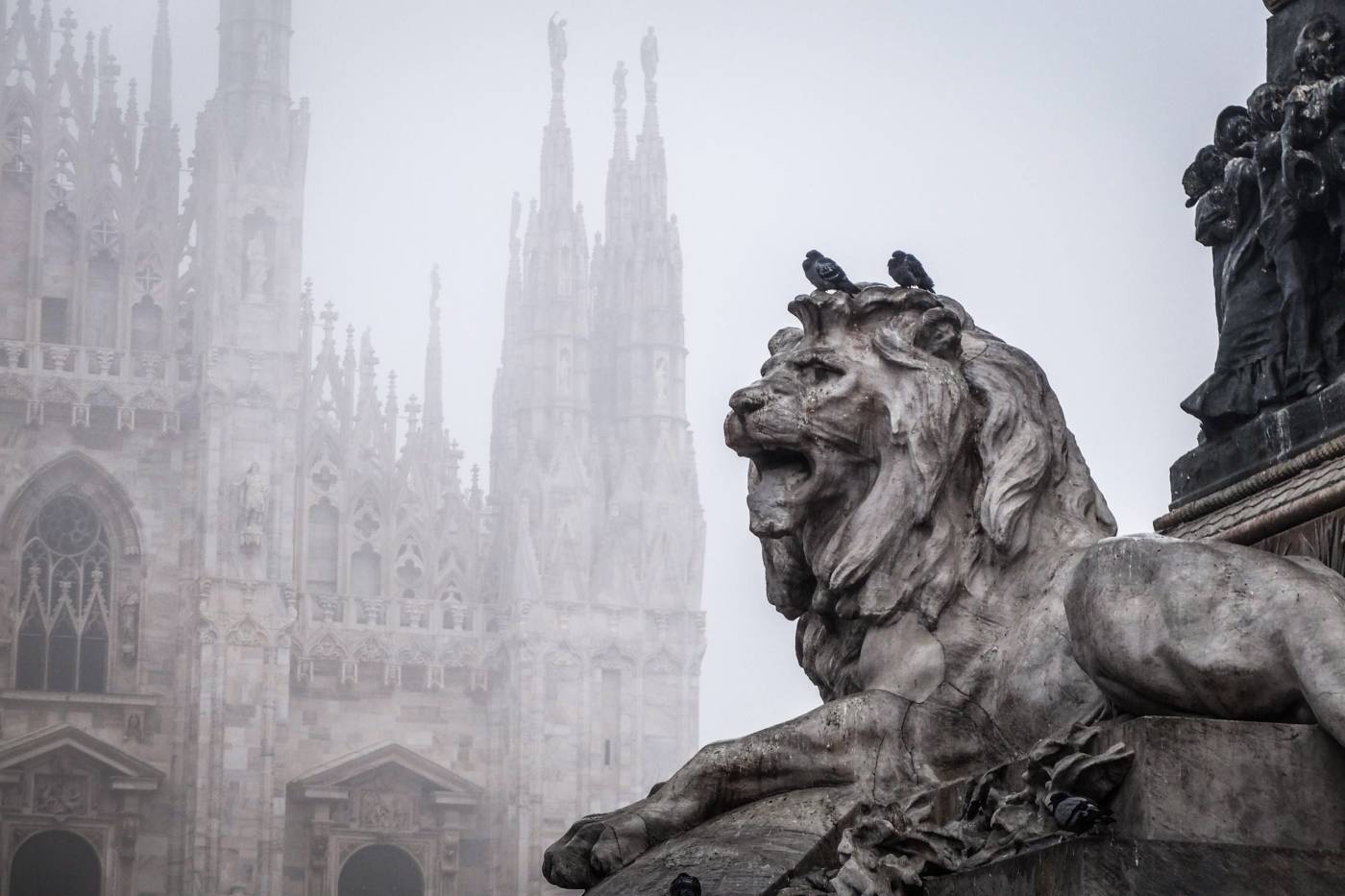 Una nube de niebla generada por la polución atmosférica cubre la plaza del Duomo en Milán (Italia), lo que ha llevado a que la región de Lombardía confirmara las prohibiciones contra los automóviles más contaminantes. 