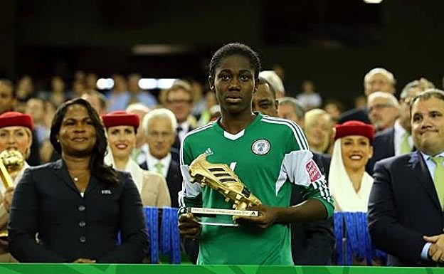 Oshoala con la Bota de Oro que logró en el Mundial sub'20 en 2014. 