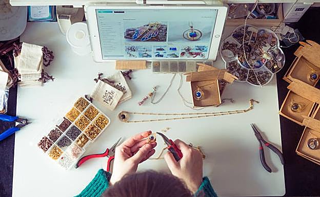 Bea creando uno de sus 'mágicos' complementos.
