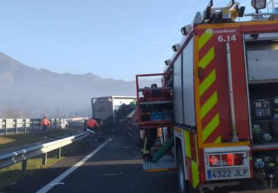 Imagen secundaria 1 - Catorce heridos, dos de ellos muy graves, en el accidente múltiple de Zumarraga