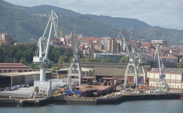 El casco sin terminar de la draga Vox Alexia permanece en la grada del astillero de Sestao.