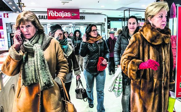 Varias personas acceden a primera hora a El Corte Inglés en su primer día oficial de rebajas. 