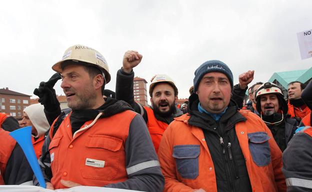 Concentracion de trabajadores de ArcerlorMittal,ante la sede del gobierno vasco, en Vitoria