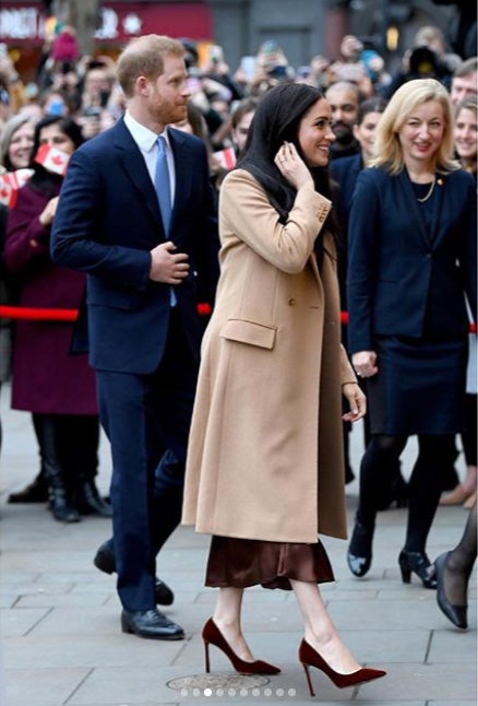 Meghan Markle con un conjunto de jersey y falda de Massimo Dutti