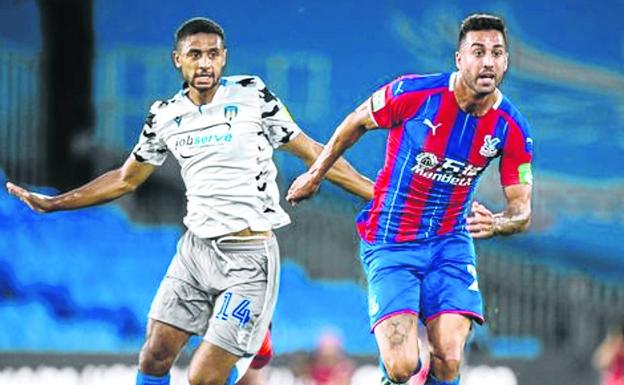 Camarasa conduce el balón en el partido de la Copa de la Liga inglesa ante el Colchester.