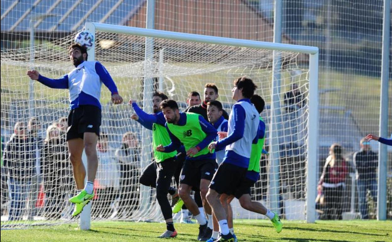 Un momento del entrenamiento de este jueves en Lezama.