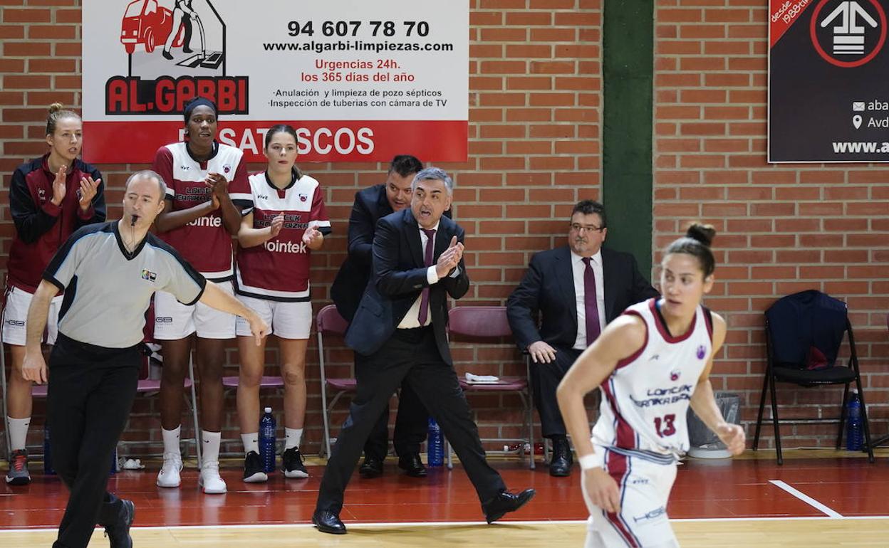 El técnico del Gernika Mario López aplaudiendo una de las canastas de las suyas. 