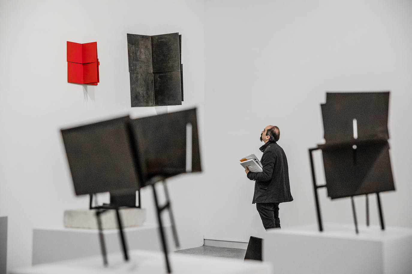 El escultor alavés Juan Luis Moraza, tras una de sus obras. 