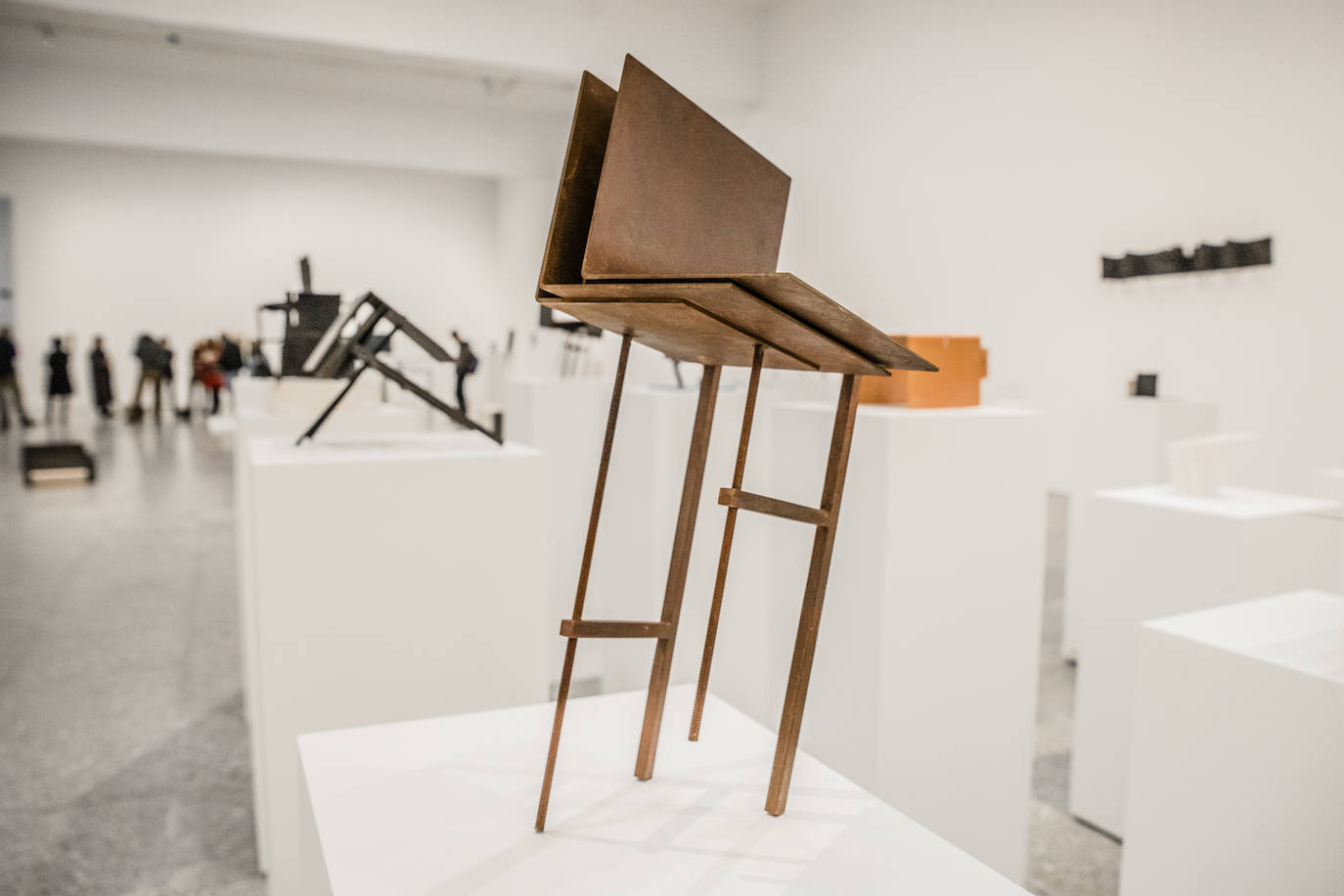 El escultor alavés Juan Luis Moraza, tras una de sus obras. 