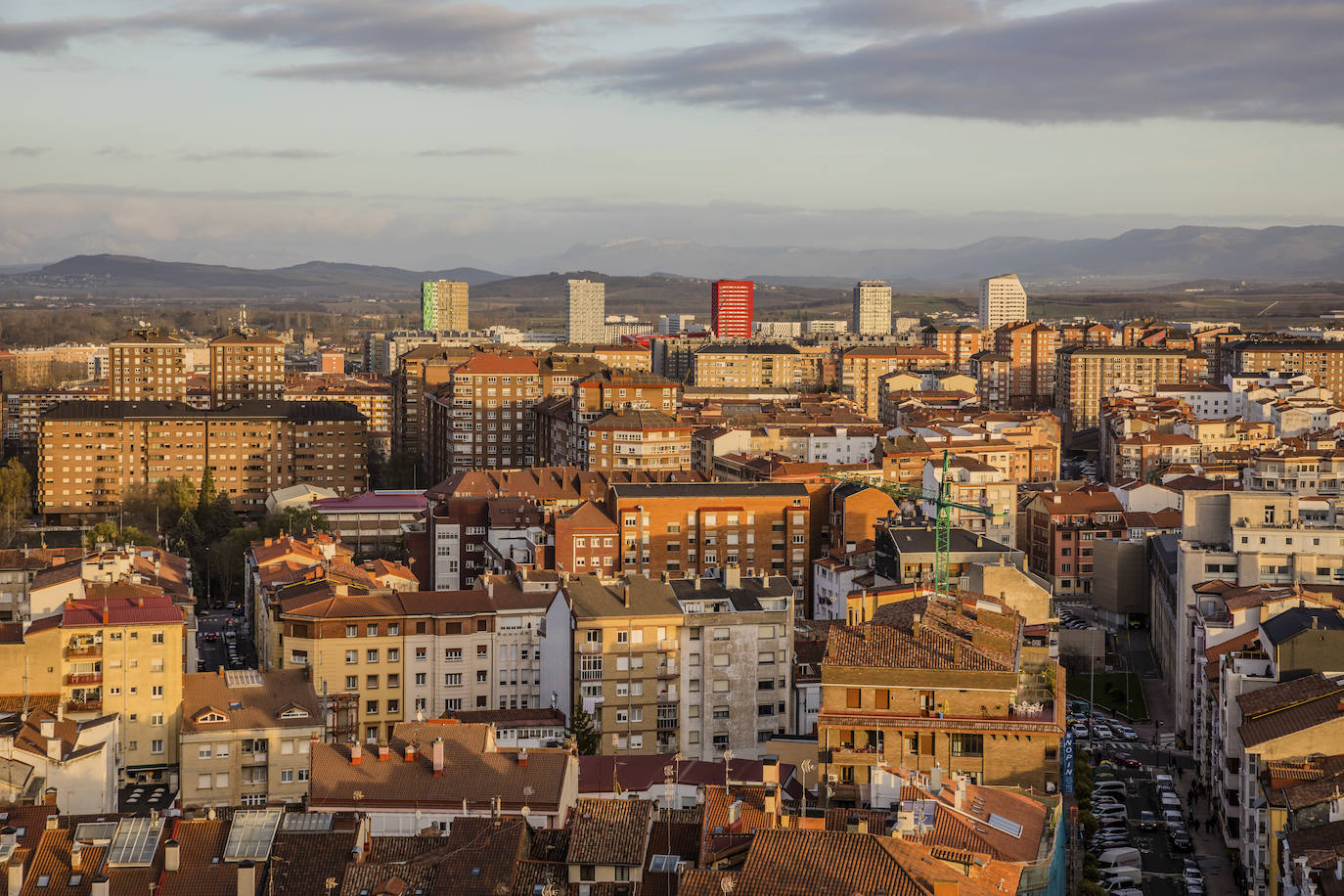 La puesta de sol tras los montes de Vitoria, desde la torre de San Vicente. 