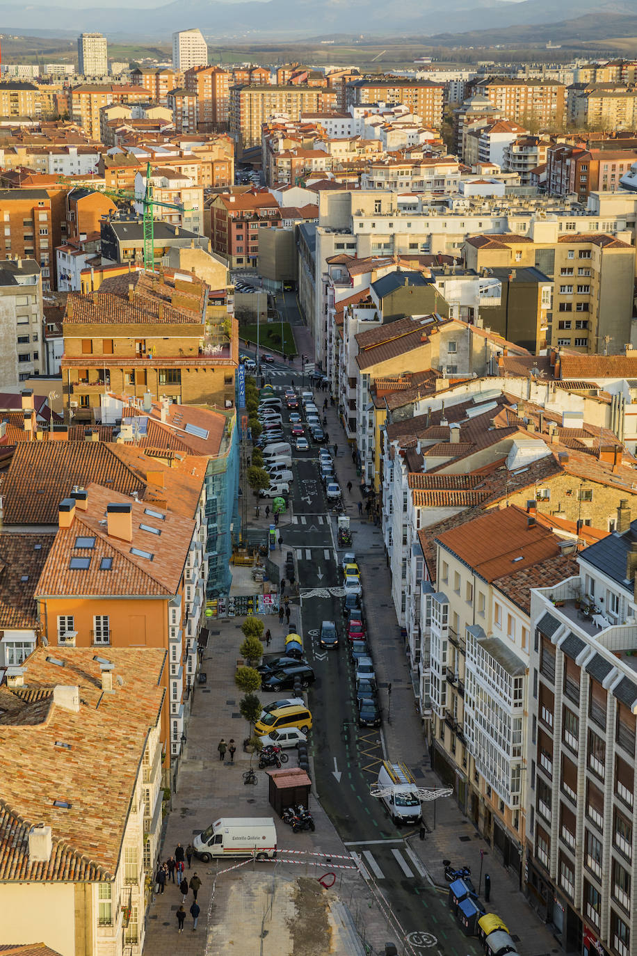 La puesta de sol tras los montes de Vitoria, desde la torre de San Vicente. 
