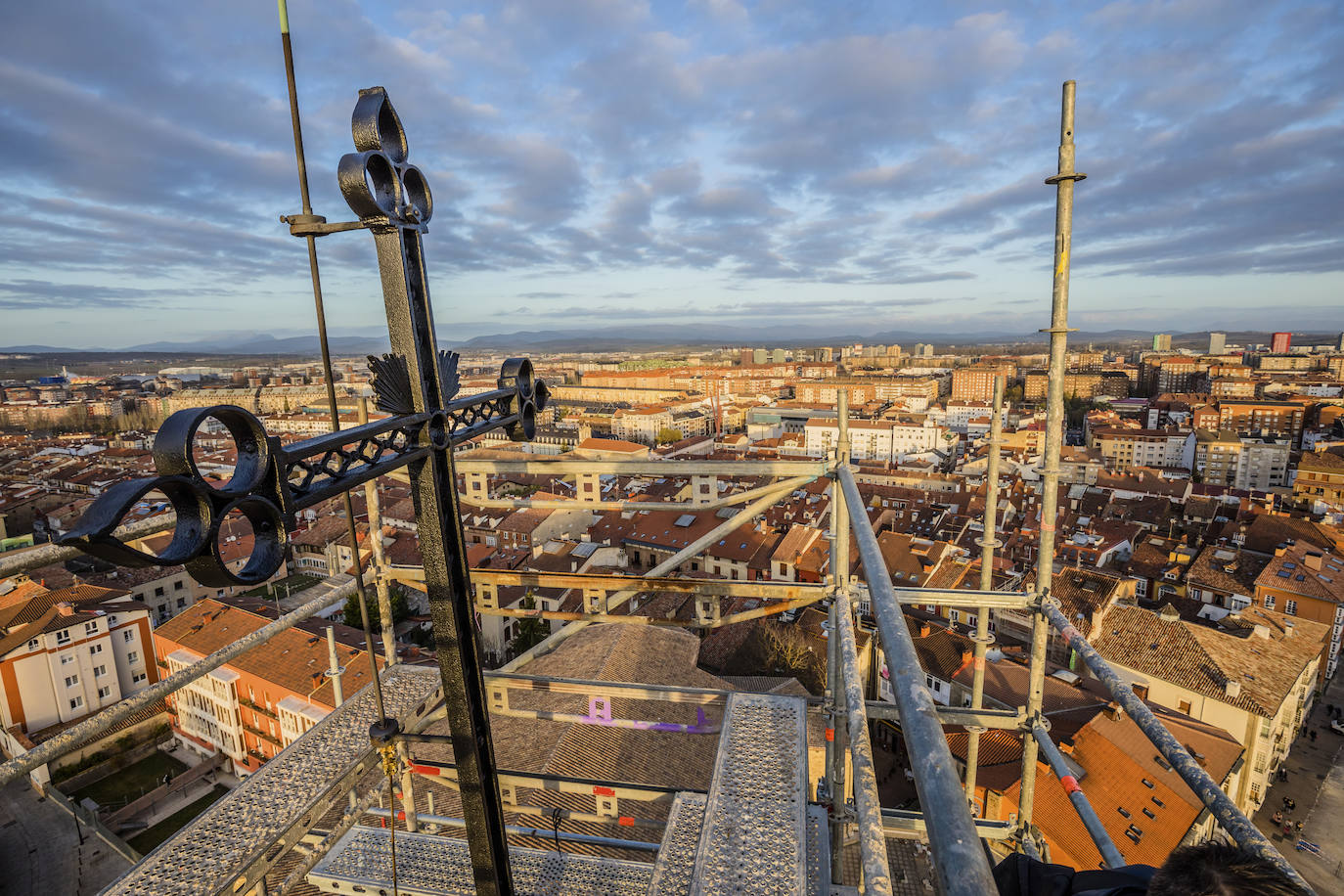 La puesta de sol tras los montes de Vitoria, desde la torre de San Vicente. 