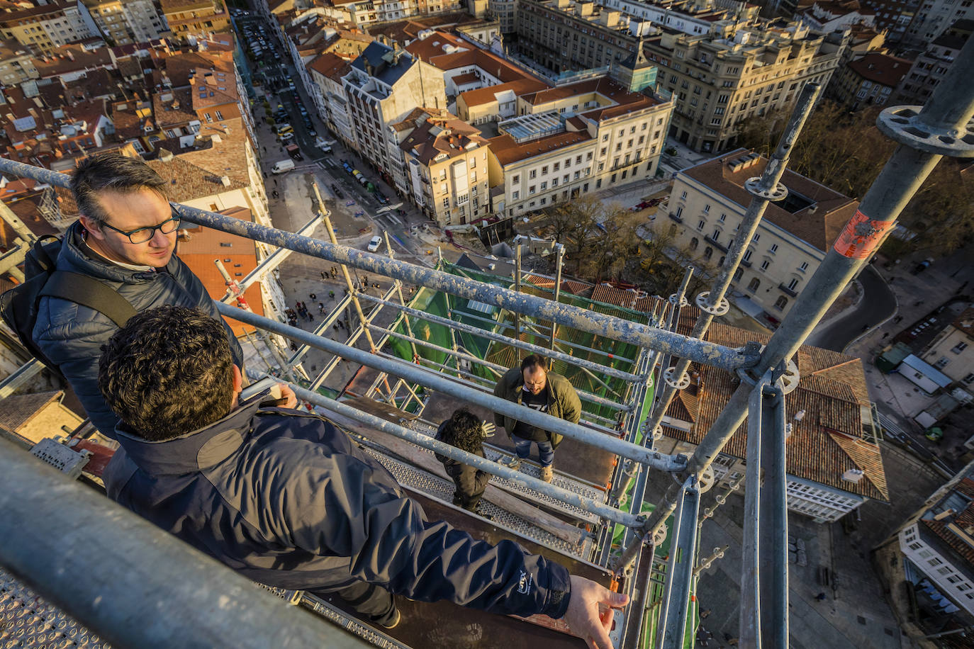 La puesta de sol tras los montes de Vitoria, desde la torre de San Vicente. 
