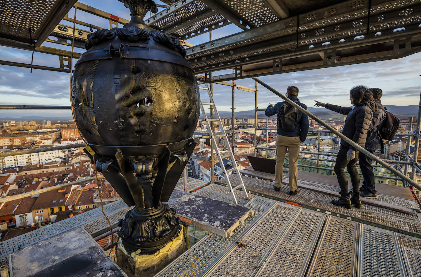 La puesta de sol tras los montes de Vitoria, desde la torre de San Vicente. 