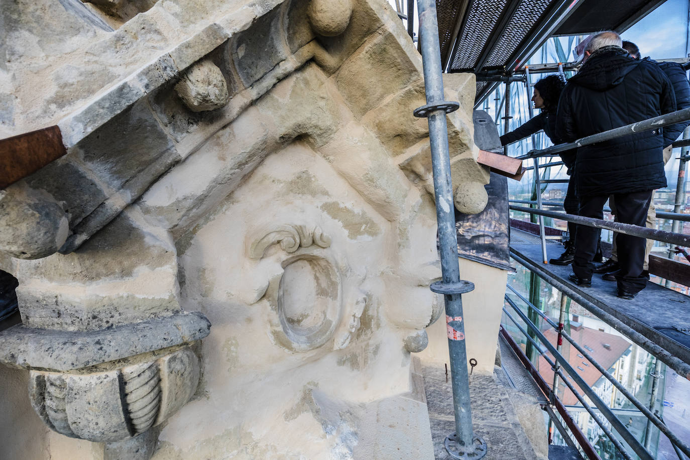 La puesta de sol tras los montes de Vitoria, desde la torre de San Vicente. 