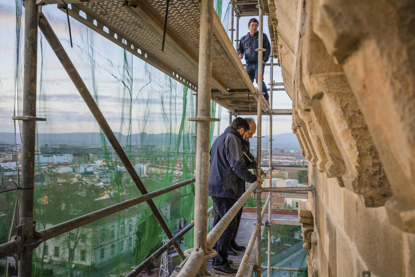 La puesta de sol tras los montes de Vitoria, desde la torre de San Vicente. 