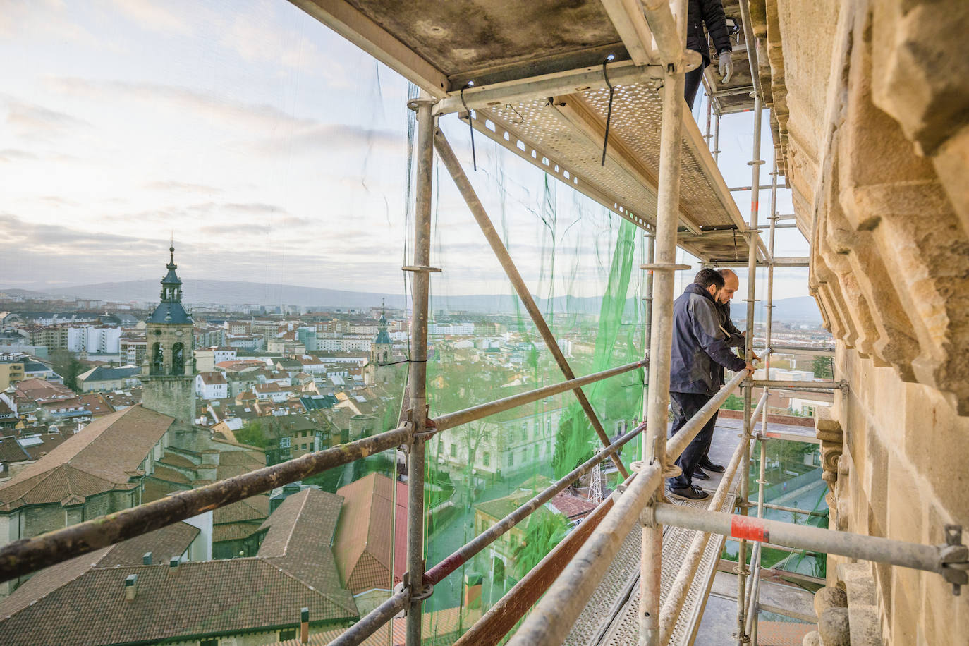 La puesta de sol tras los montes de Vitoria, desde la torre de San Vicente. 