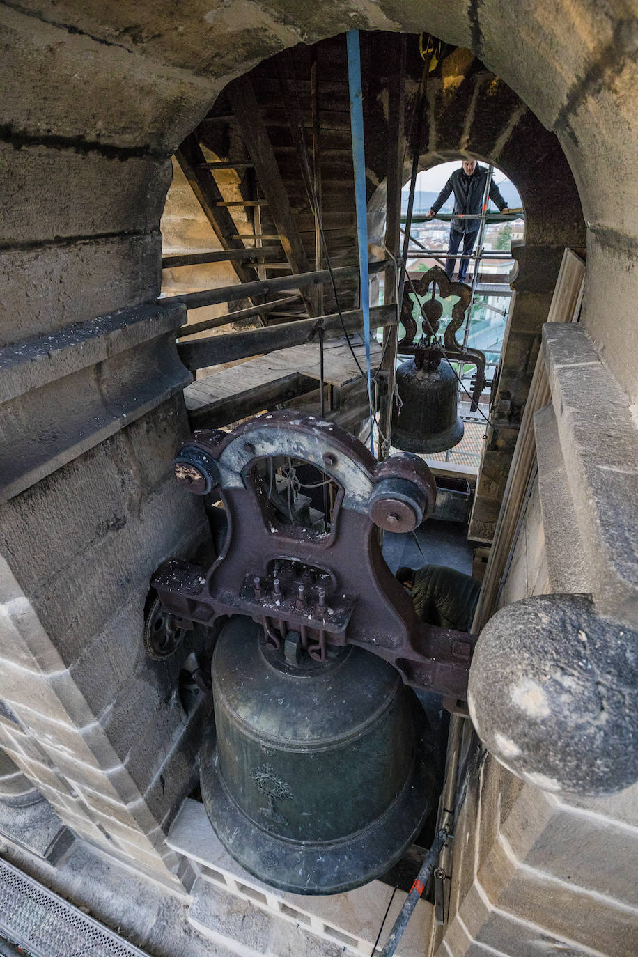 La puesta de sol tras los montes de Vitoria, desde la torre de San Vicente. 