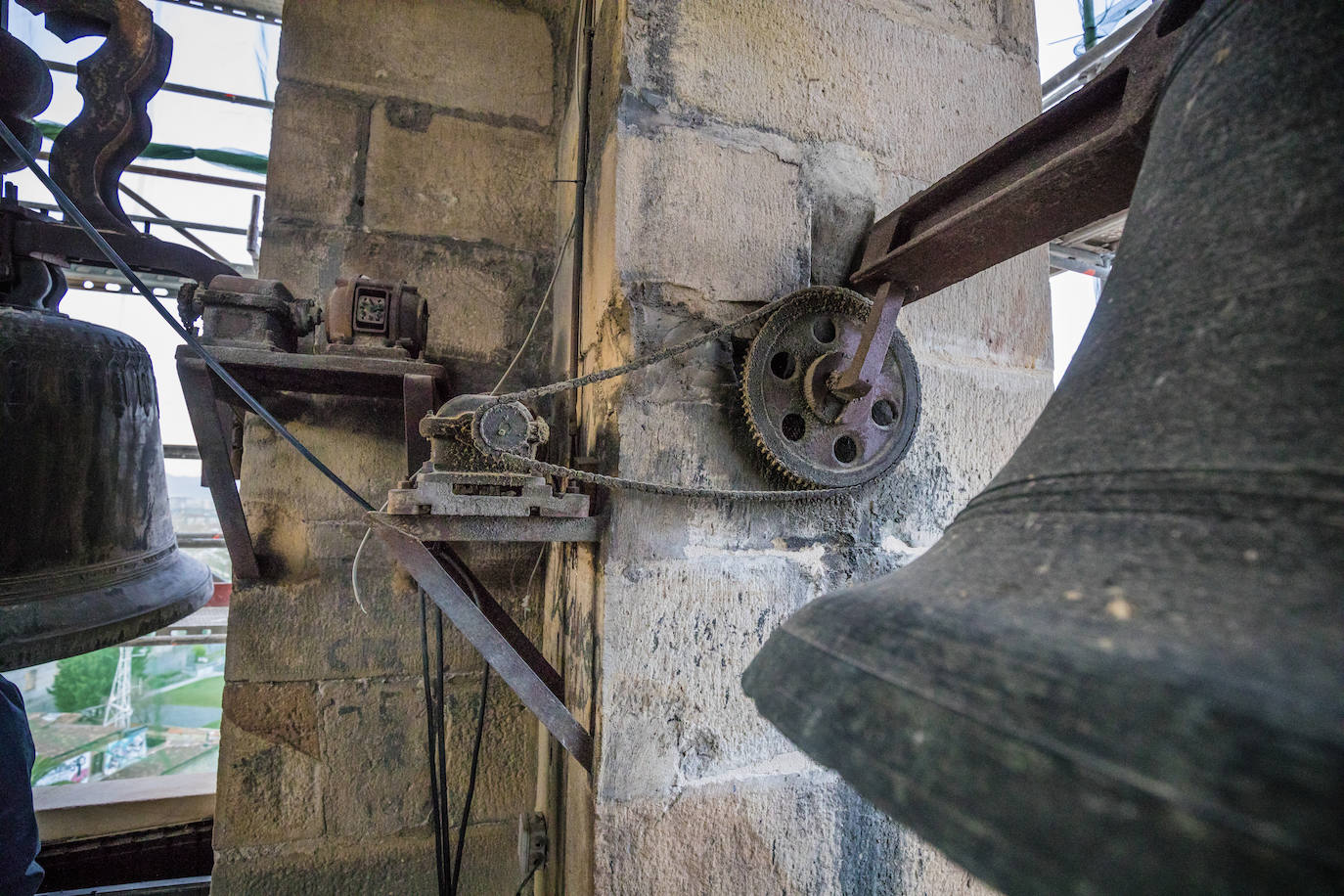 La puesta de sol tras los montes de Vitoria, desde la torre de San Vicente. 